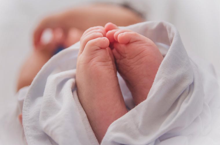 باپ نے موٹر سائیکل اور موبائل خریدنے کیلئے اپنی 3 ماہ کی بچی کو بیچ دیا