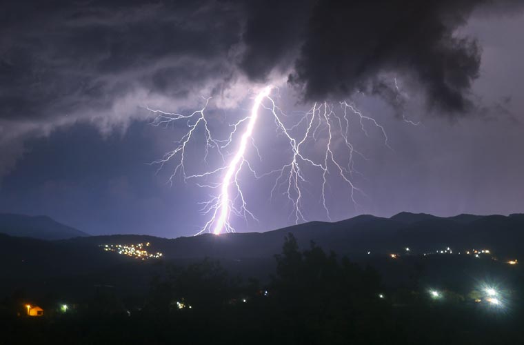 تھرپارکر میں بجلی گرنے سے ہندو برادری کے چھ افراد ہلاک