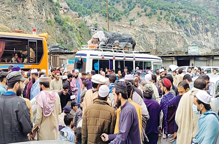 حالیہ بارشوں سے شاہراہ قراقرم متعدد مقامات پر بند، ہزاروں مسافر پھنس گئے