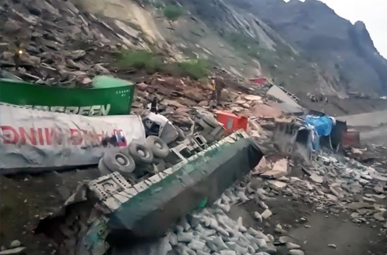 طورخم ایکسپورٹ روڈ پر پہاڑی تودہ گرگیا، دو افراد زخمی