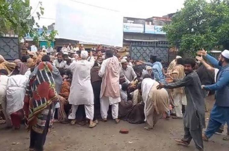 کراچی: راشن کی تقسیم کے دوران بھگڈر، خواتین اور بچوں سمیت 11 افراد جاں بحق