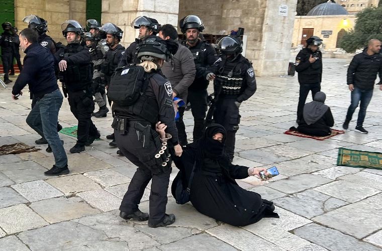 اسرائیلی پولیس کا مسلسل دوسری رات مسجد اقصیٰ پر حملہ، 12 فلسطینی زخمی، 350 گرفتار
