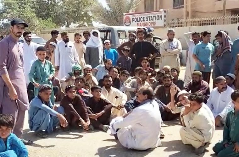 کراچی : منگھوپیر میں پولیس کی مبینہ فائرنگ سے باپ بیٹا زخمی، علاقہ مکینوں کا احتجاج