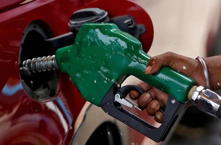 پیٹرول کی قیمت میں 5 سے 7 روپے تک کمی کا امکان