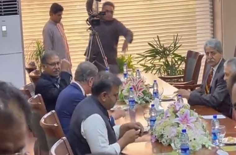 حکومت اور پی ٹی آئی کے درمیان مذاکرات شروع