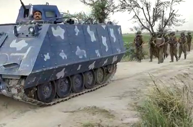 صادق آباد : پولیس کا کچے میں ڈاکوؤں کے خلاف آپریشن جاری