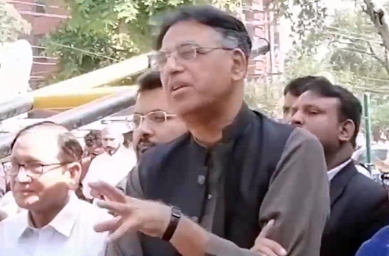 یہ قانون کیا آئین توڑنے کو بھی تیار ہیں، عجیب لیڈر ہیں، جو اپنی قوم سے ڈرتے ہیں : اسد عمر