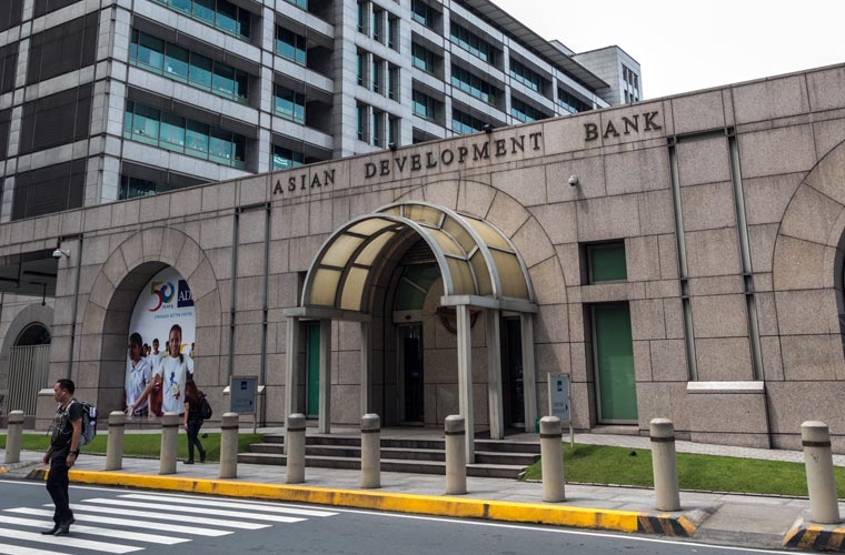 ایشیائی ترقیاتی بینک موسمیاتی تبدیلی سے متاثرہ ممالک کو 15 ارب ڈالر تک قرضے دے گا