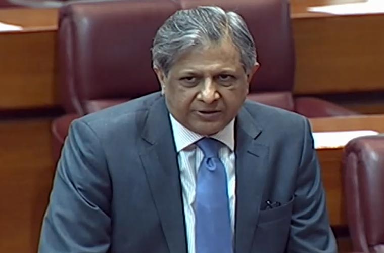 آئین کی تشریح کرنے والے اس ایوان کے تقدس کا خیال رکھیں : اعظم نذیر تارڑ