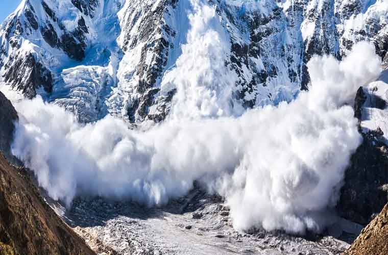 استور میں برفانی تودہ گرگیا : خواتین سمیت 9 افراد جاں بحق