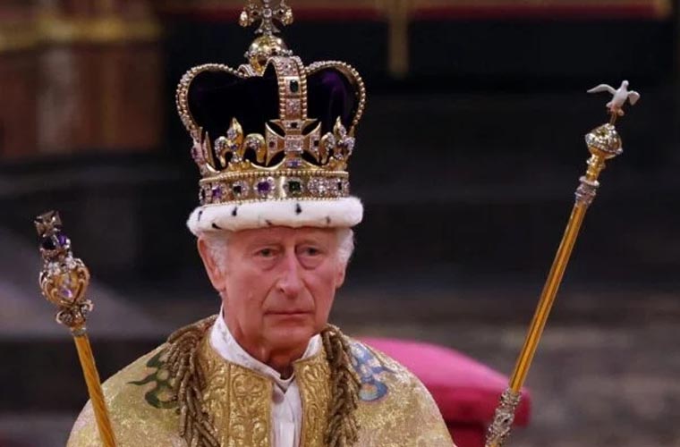برطانیہ کے بادشاہ چارلس سوم کو 360 سالہ قدیم تاج پہنادیا گیا