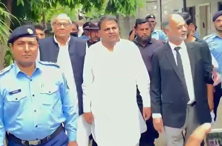 سیاسی درج حرارت نیچے نہیں آرہا، صلح کی طرف جانا چاہیے : فواد چوہدری