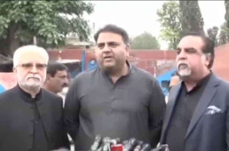 عوام کو آصف زرداری اور نواز شریف کے سہارے نہیں چھوڑاجاسکتا: فواد چودھری