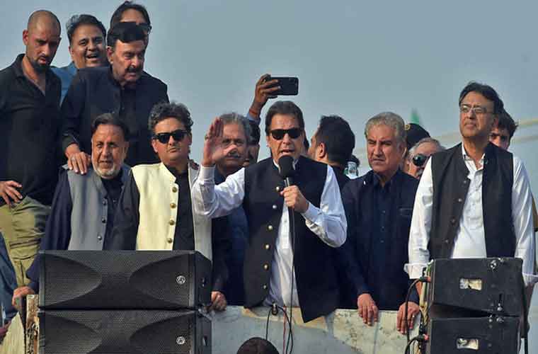 عمران خان نے ایک بار پھر سڑکوں پر نکلنے کا اعلان کردیا
