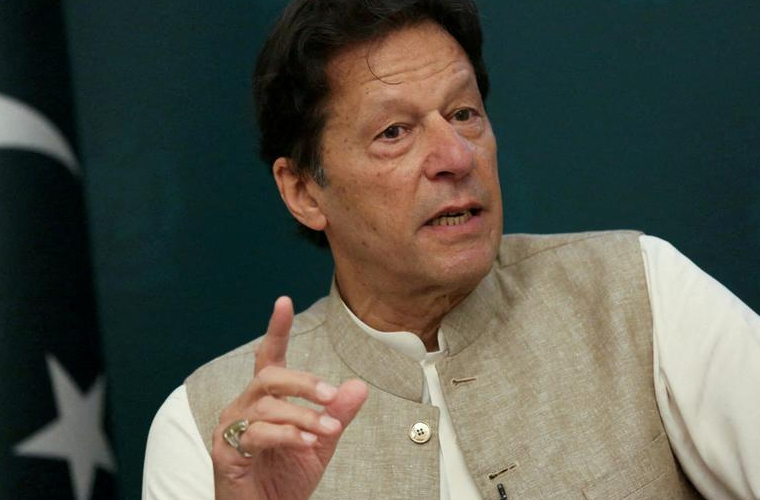 جلد وقت تبدیل ہونے والا ہے، بڑے سرپرائز دوں گا: عمران خان