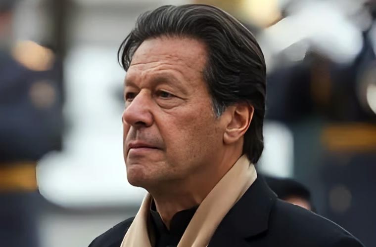 کارکنان کی گرفتاری دہشت پھیلانے کے لیے ہیں : عمران خان