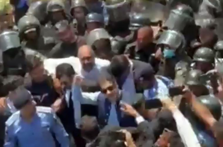 عمران خان کی پیشی پر سخت سیکورٹی، صحافیوں اور وکلاء پر لاٹھی چارج