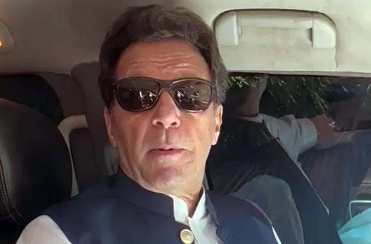 وارنٹ لائیں، ذہنی طور پر جیل میں جانے کیلئے تیار ہوں : عمران خان