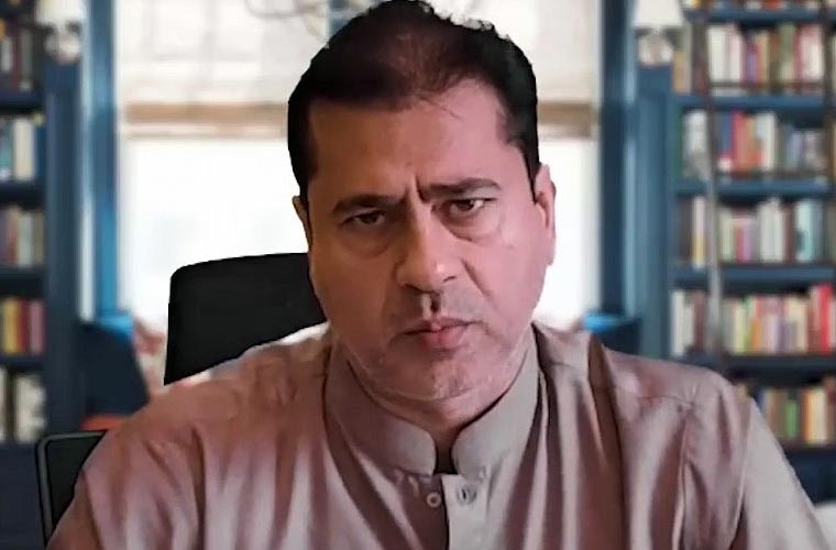 اینکر پرسن عمران ریاض خان سیالکوٹ ائیرپورٹ سے گرفتار