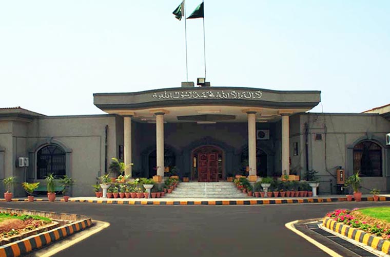 عمران خان کی احاطہ عدالت سے گرفتاری کا نوٹس، سیکریٹری داخلہ 15 منٹ میں طلب