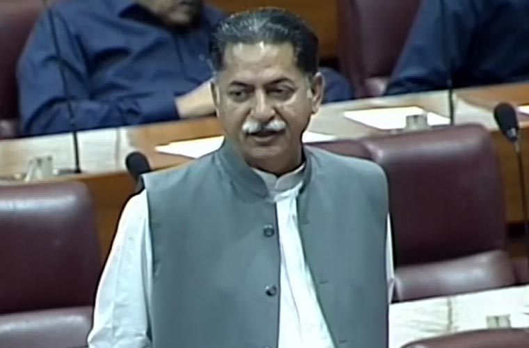 کبھی بندوق تو کبھی ہتھوڑے والے پکڑ لیتے ہیں، پھر کہا جاتا ہے مٹی پاؤ آگے چلیں : جاوید لطیف