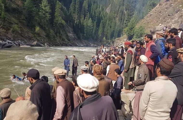 سیاحوں کی گاڑی دریائے نیلم میں جاگری، ایک شخص جاں بحق، 4 زخمی