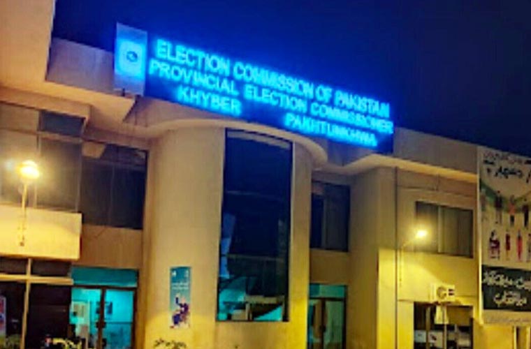 پشاور : پی ٹی آئی کارکنان نے صوبائی الیکشن کمیشن کے دفتر ریکارڈ ضائع اور سامان توڑ پھوڑ دیا