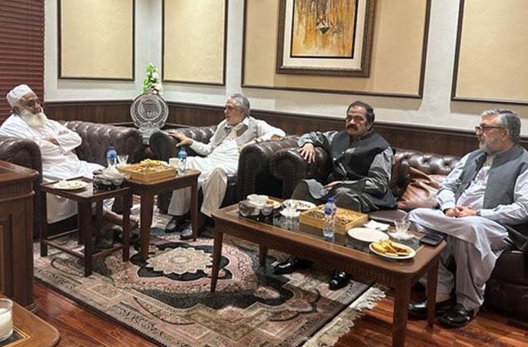 وفاقی وزراء کی مولانا فضل الرحمان سے ملاقات، سپریم کورٹ کے باہر احتجاج نہ کرنے کی اپیل