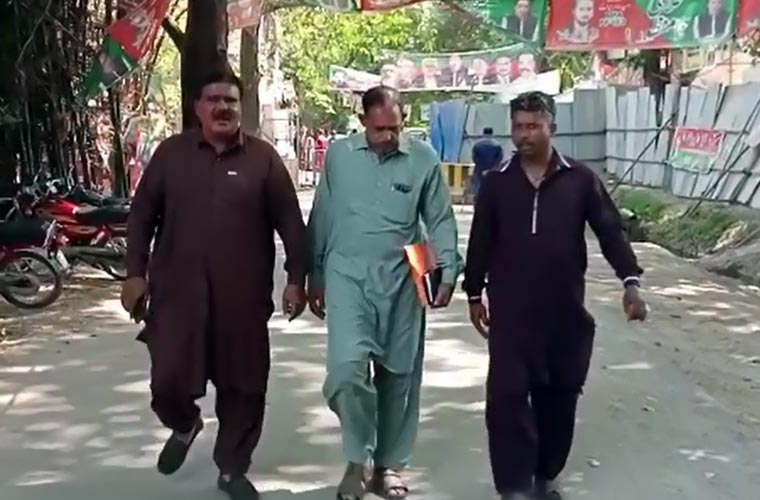 نیب ٹیم بشریٰ بی بی کو نوٹس وصول کرائے بغیر زمان پارک سے روانہ