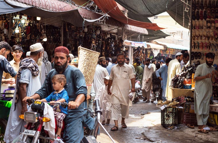 پرتشدد مظاہروں کے بعد پشاور میں سرگرمیاں بحال، ریڈیو پاکستان کی نشریات بھی شروع