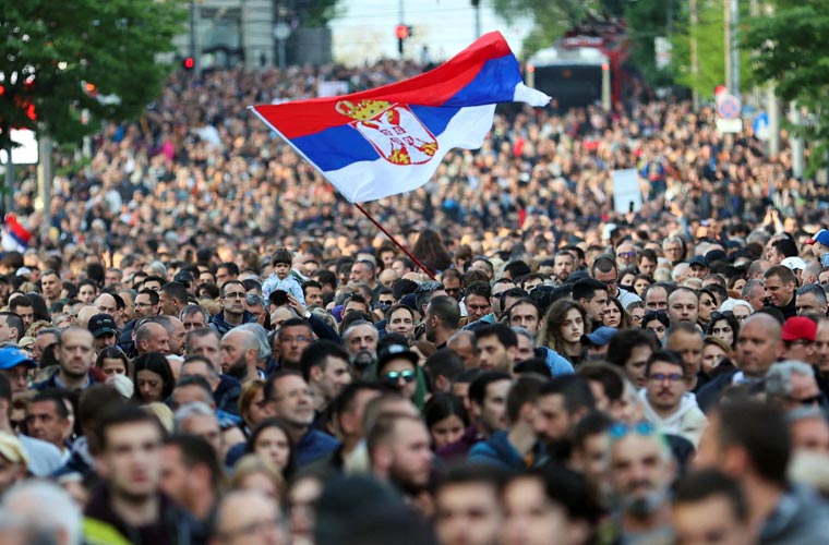 سربیا میں فائرنگ واقعات کیخلاف ہزاروں افراد کا احتجاج، پرتشدد مواد دکھانے پر پابندی کا مطالبہ