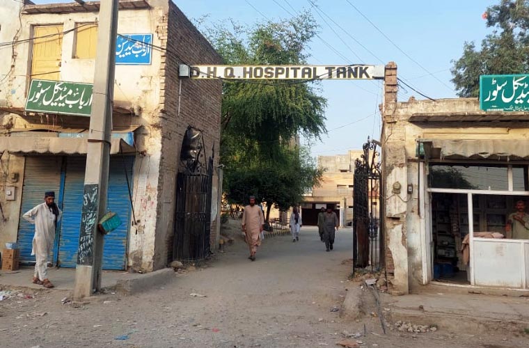 ٹانک میں پولیس موبائل پر دستی بم حملہ، 18 افراد زخمی، شرپسند مارا گیا