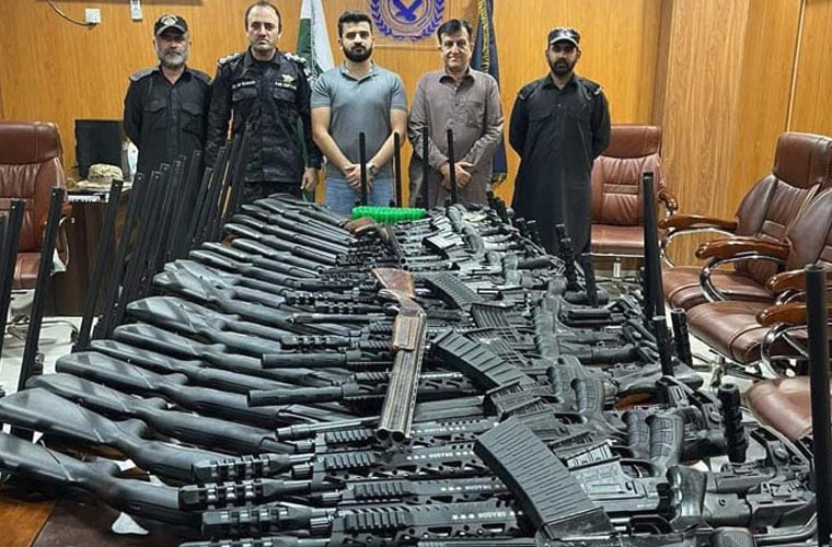 افغانستان سے آنے والے کنٹینر کے خفیہ خانوں سے بھاری تعداد میں اسلحہ برآمد