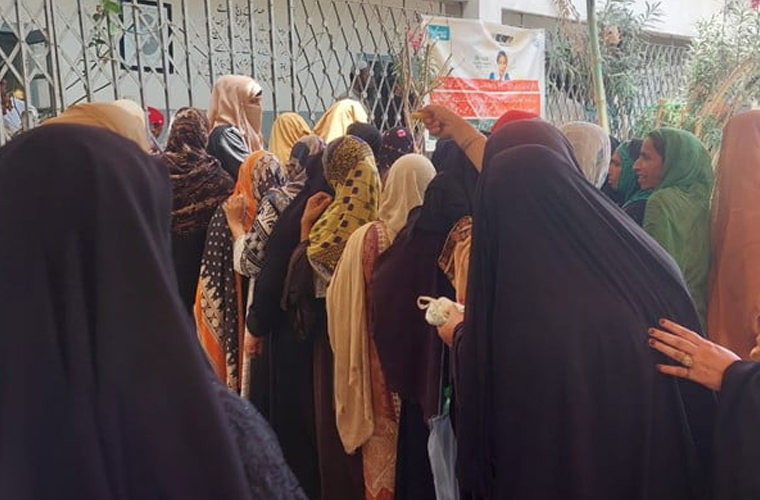 کراچی: بینظیر انکم سپورٹ پروگرام کے مرکز میں بھگدڑ، 1خاتون جاں بحق، 16 زخمی اور بیہوش