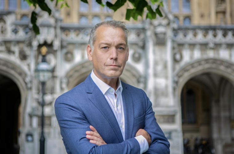 برطانوی رکن پارلیمنٹ ڈیوڈ وار برٹن کا مستعفی ہونے کا فیصلہ