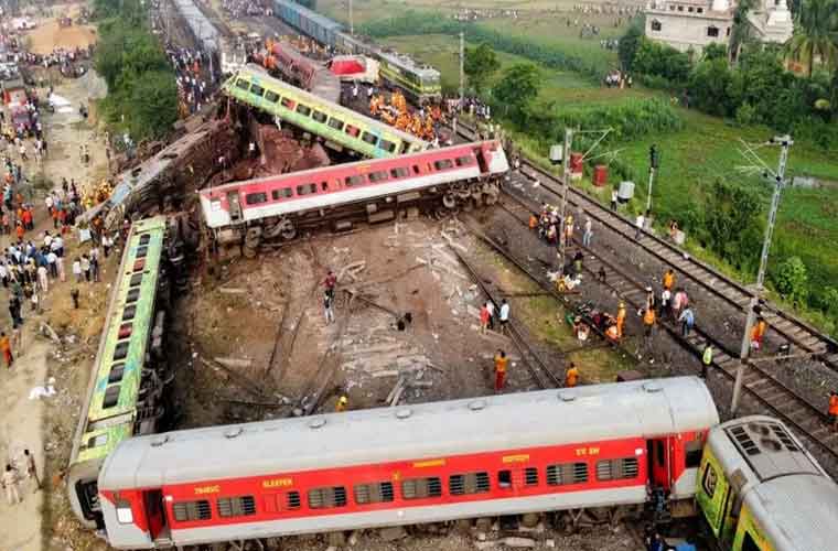 بھارت میں مسافر اور مال برادر ٹرینوں میں خوفناک تصادم، 280 افراد ہلاک