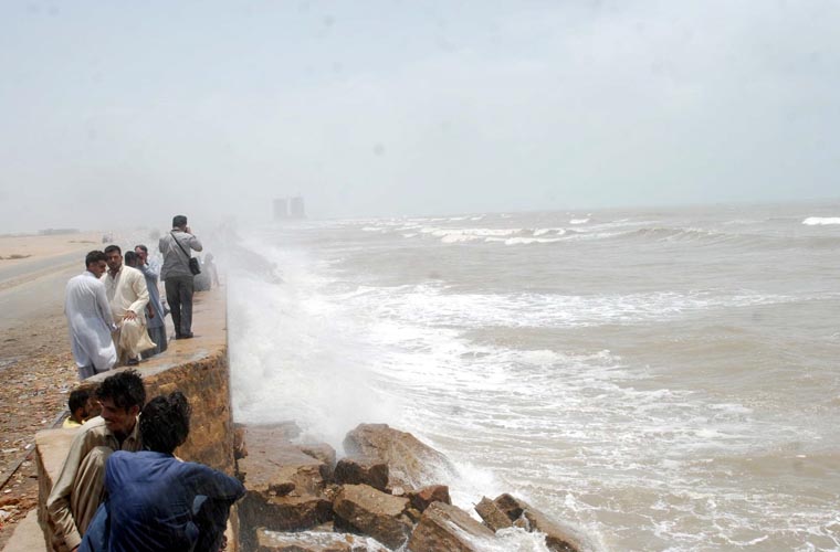 طوفان بائپر جوائے کے پیشِ نظر کراچی پورٹ پر الرٹ جاری، ساحل پر دفعہ 144 نافذ