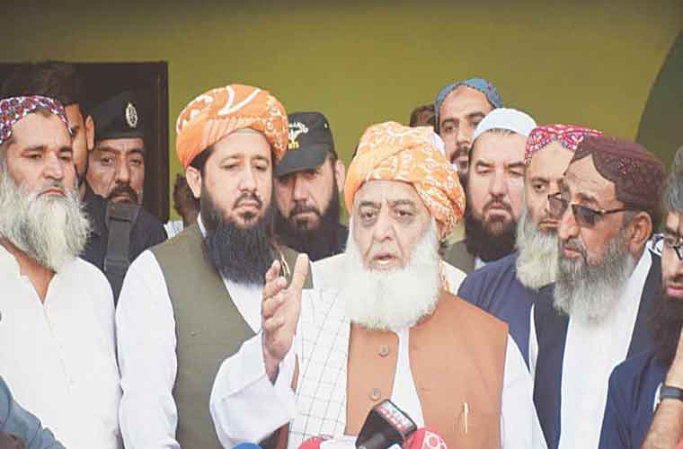 جی ایچ کیو، کورکمانڈر ہاؤس پرحملہ کرینگے تو آرمی ایکٹ حرکت میں آئے گا: مولانا فضل الرحمان