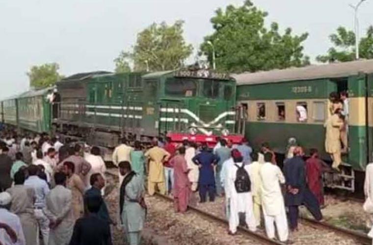 کراچی سے راولپنڈی جانے والی گرین لائن ایکسپریس کا انجن ٹریک سے اتر گیا