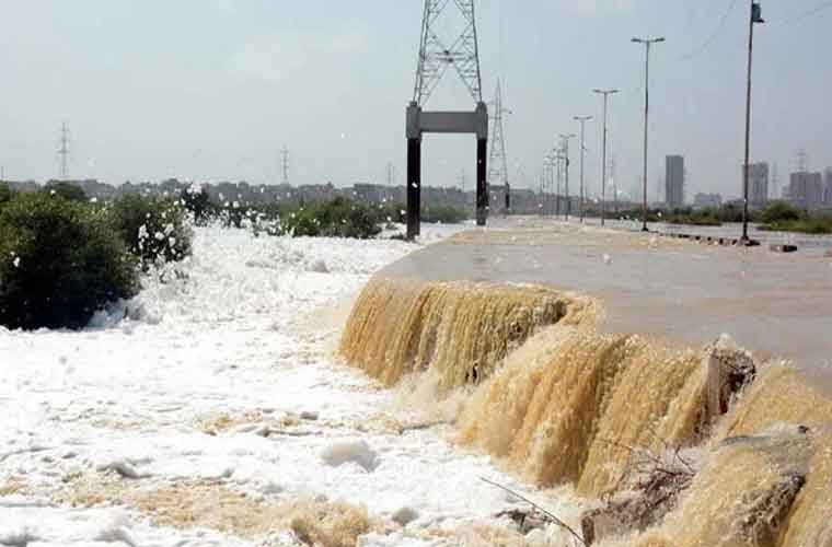 کراچی میں کورنگی کازوے پر 2افراد پانی کے بھاؤ میں بہہ گئے ،پولیس