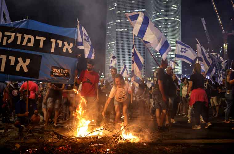 اسرائیل میں مظاہرے پھوٹ پڑے، تل ابیب کی سڑکیں جام