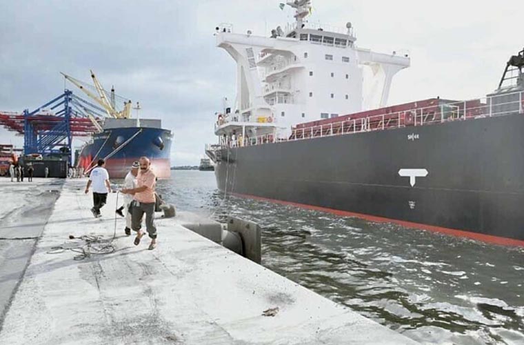 روس سے گندم کا پہلا بحری جہاز کراچی پہنچ گیا، آٹے کی قیمتوں میں کمی کا امکان