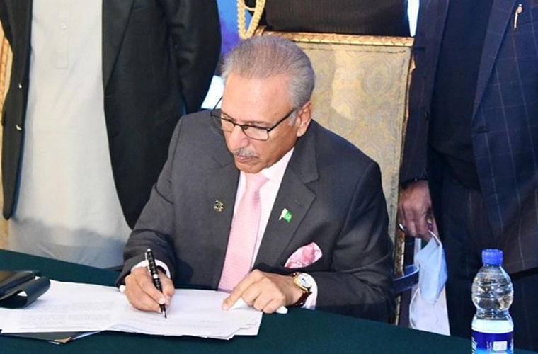 صدر مملکت نے آرمی ایکٹ سمیت 2 ترمیمی بلز پر دستخط کردیئے