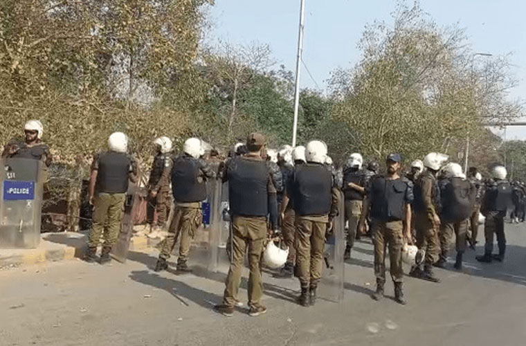 چیئرمین پی ٹی آئی کی گرفتاری کا حکم، پولیس کی بھاری نفری زمان پارک پہنچ گئی