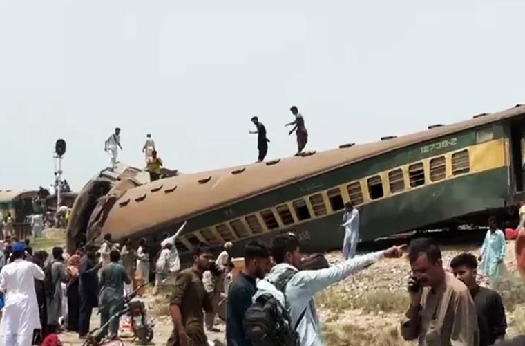 نوابشاہ کے قریب ٹرین حادثہ ، 30 افراد جاں بحق، 200 سے زائد زخمی