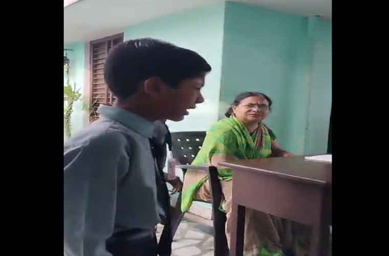 بھارت میں مسلمان دشمنی جاری : معصوم بچے پر تھپڑوں کی بارش