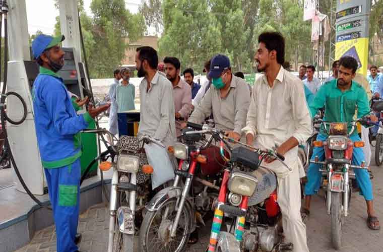 بغیر ہیلمٹ پٹرول نہ دینے کا نوٹیفکیشن لاہور ہائیکورٹ نےمعطل کر دیا