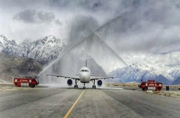 81 مسافروں کو لیکر اسکردو ایئر پورٹ پر پہلی بین الاقوامی پرواز کی لینڈنگ