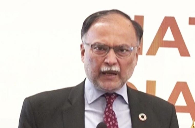 نواز شریف قانونی تقاضے پورے کرینگے، وہ الیکشن لڑنے کیلئے اہل ہیں: احسن اقبال