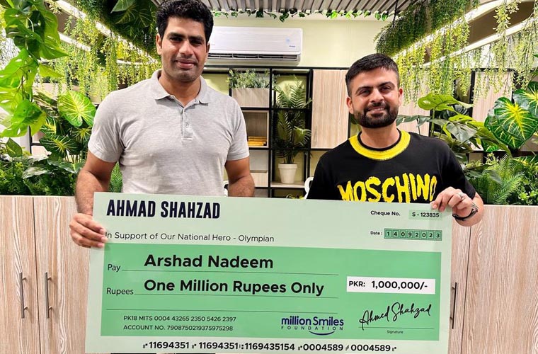 احمد شہزاد کا ایتھلیٹ ارشد ندیم کو 10 لاکھ روپے کا تحفہ